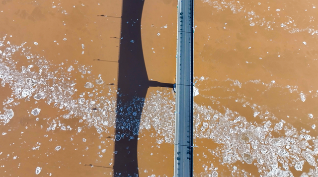 冬日奇观！落日流凌为黄河披上幻彩霓裳