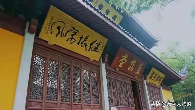 灵隐寺被骂上热搜，知情人爆料：一群和尚围着长条桌，上面堆满钱