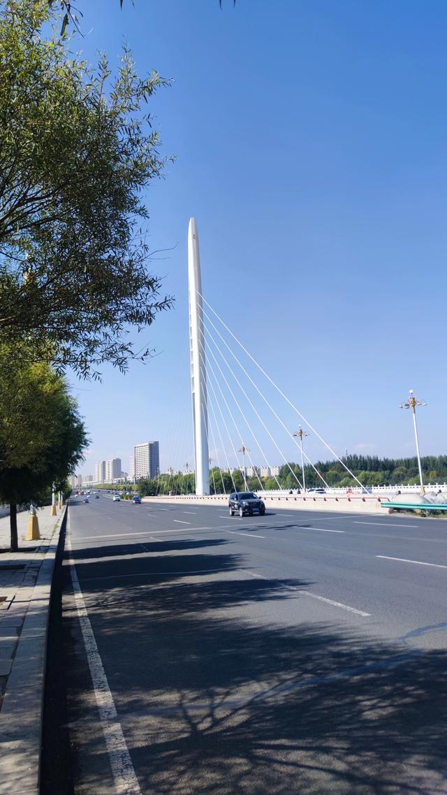 乌兰察布霸王河大桥两岸，河水缓缓流淌，两岸绿树成荫，空气清新