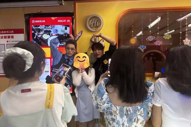 海底捞变夜店？男模擦边、DJ蹦迪，为什么不能让人好好吃饭？