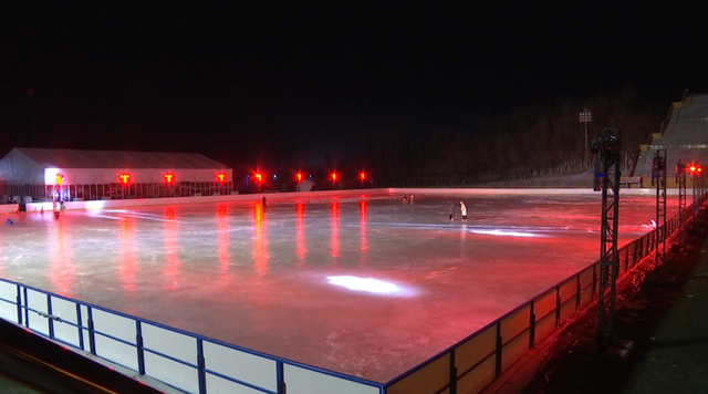 西北最大户外人造滑冰场，今天在银川试营业！位置→览山