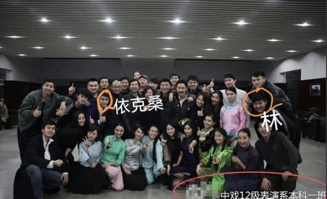 越扒越有，被人民网点名后，闫学晶又被曝身份造假	，成名史太精彩