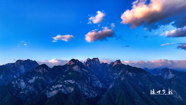 云山共朝辉