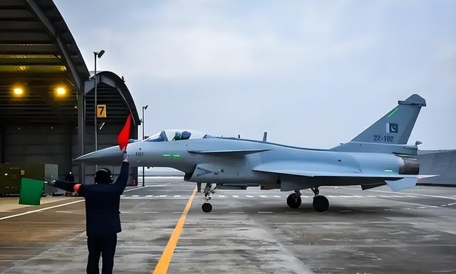 打脸法国人！印尼官宣：已购买中国歼-10！42架“阵风”不要了？