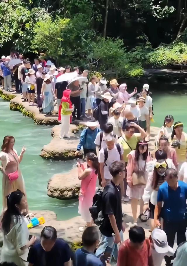贵州彻底失守！全国游客“攻占”城邦，人潮汹涌，多个地区已沦陷