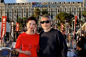 徐克与小30岁女友街头散步，穿着低调像父女，女方小鸟依人很温柔图片