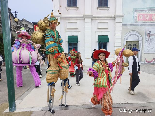 走进郑州中牟建业电影小镇，看各种特色表演，还能参与互动项目。