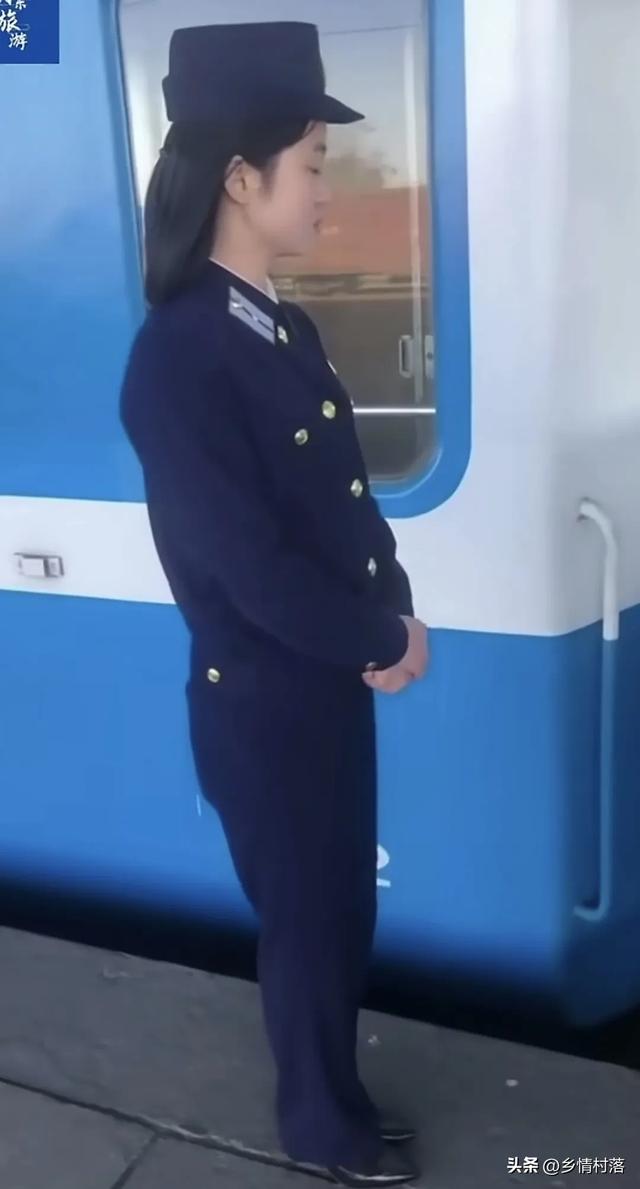 朝鲜列车员，见有人拍她，害羞了，这就是传统女孩，该有的样子