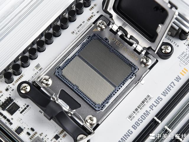 布局优化升级WIFI7 华硕B850重炮手白色版主板评测