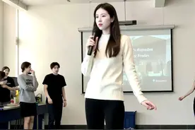 英语老师的瑜伽裤穿搭真的是太显身材了！ ​图片