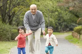 “疼孙子”变“害孙子”！爷爷奶奶这些溺爱方式正在养出熊孩子！图片