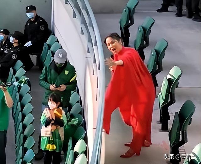 62岁韦唯现状，家暴前夫离世，车祸脊柱断裂	，3个混血儿子已回国