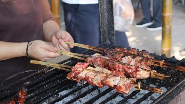 云南边境西双版纳，真正的千年古寨，当地村民还住在吊脚楼中