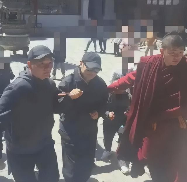 62岁李连杰回应噩耗，手术过程佛珠不离手，聊天记录透露更多细节