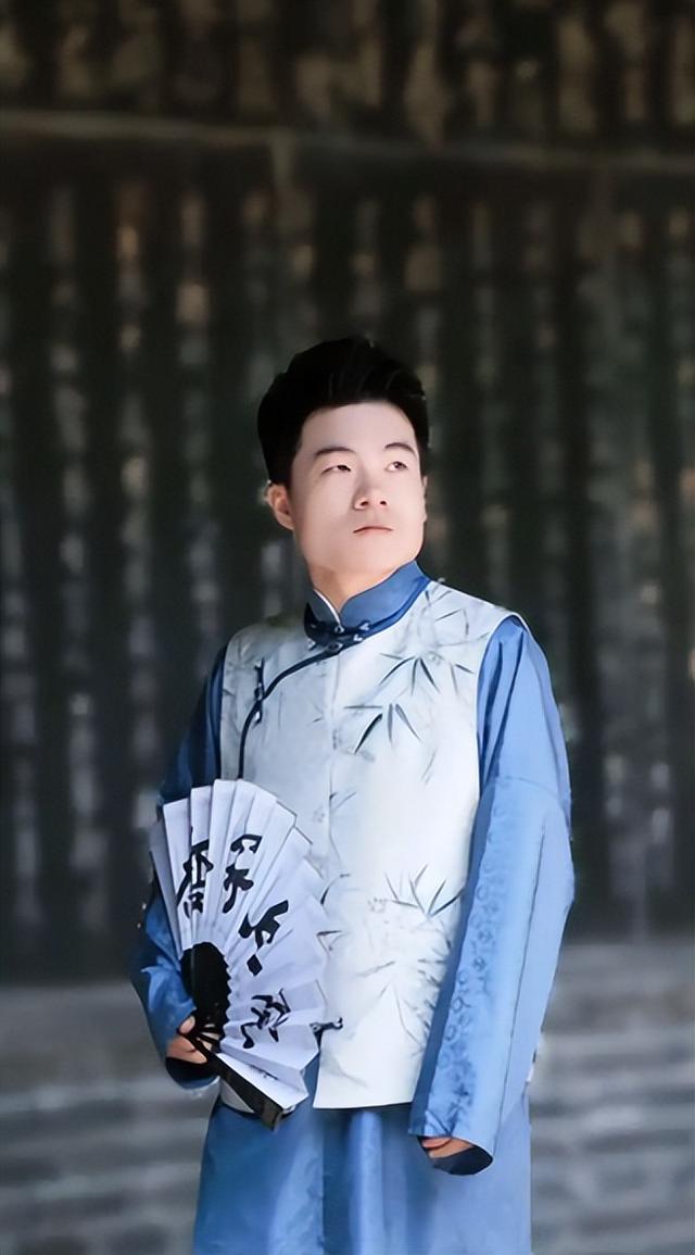 官媒发文，高调官宣32岁董宇辉喜讯，全网恭喜，终于等到这一天