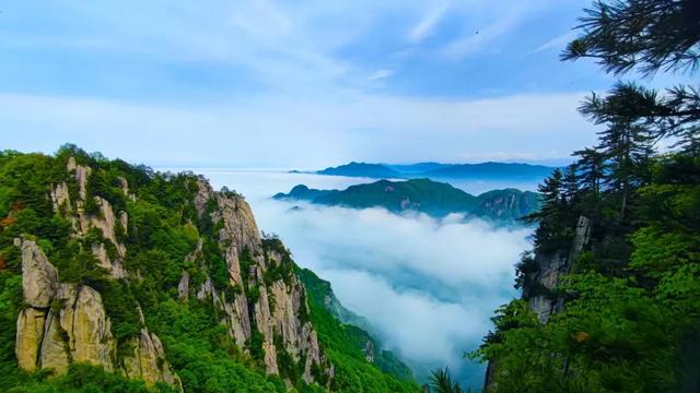 清风相随迎立秋，暑气正浓入鸡峰山