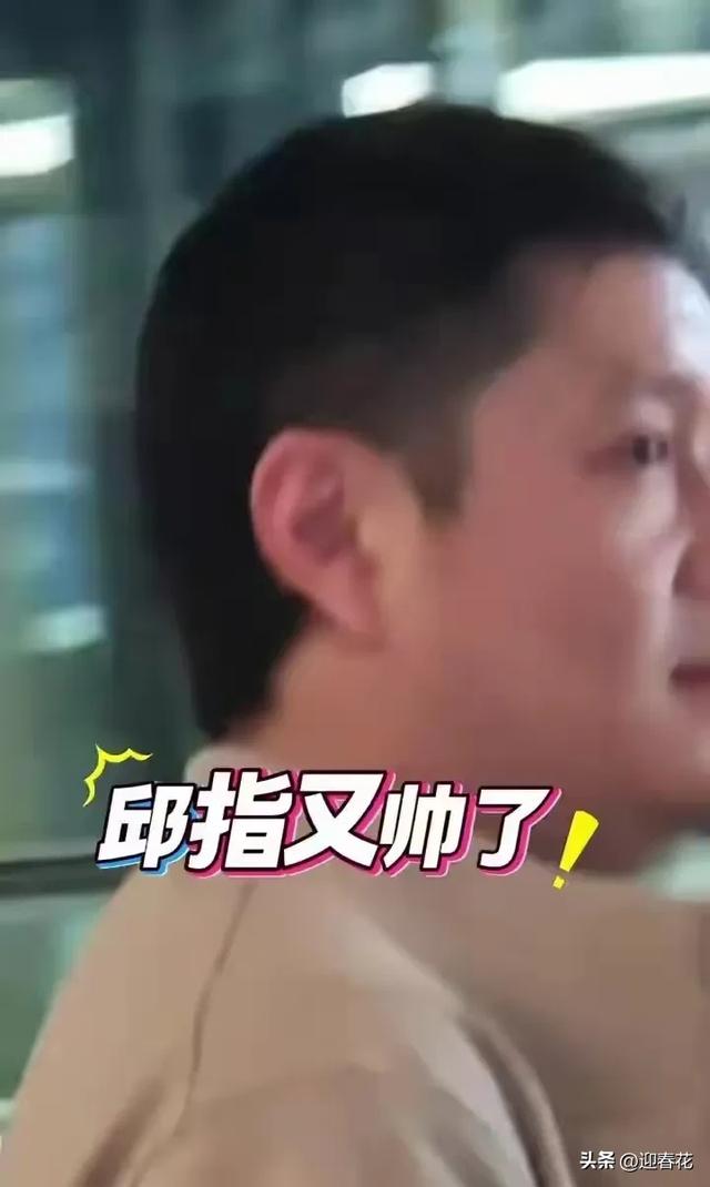 国乒回国抵达北京机场照，王曼昱被老奶奶包围，高远给小粉丝签名
