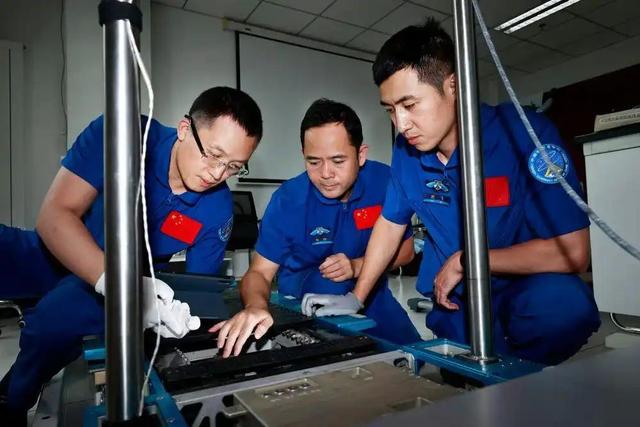 张洪章：从农村集市“守摊娃”到飞天英雄，他和妻子有个约定