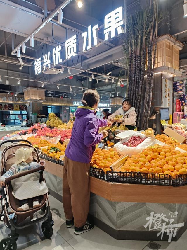 临平前村农贸市场，韩国旅游团一波一波来打卡，每次都现场买西瓜