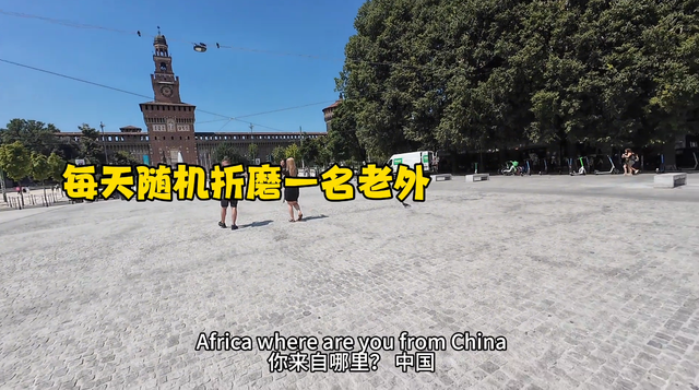 黑吃黑！中国小伙去国外遇骗子，扮成日本人唱歌，一句话讹他10刀