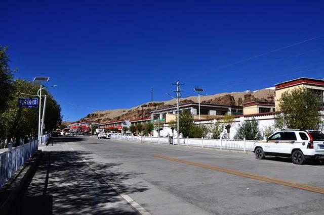 缺氧环境连呼吸都痛，这里生意却红火，这座边陲小镇藏着什么？