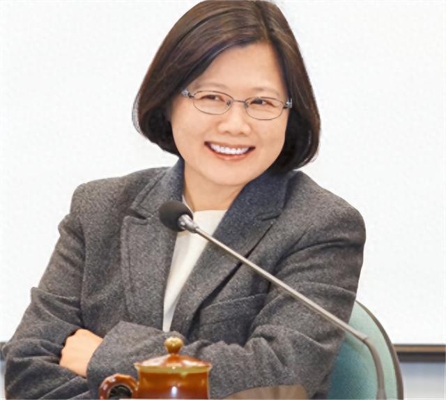 中方举办国宴欢迎贵宾，洪秀柱被安排在主桌迎客，与港澳特首同席