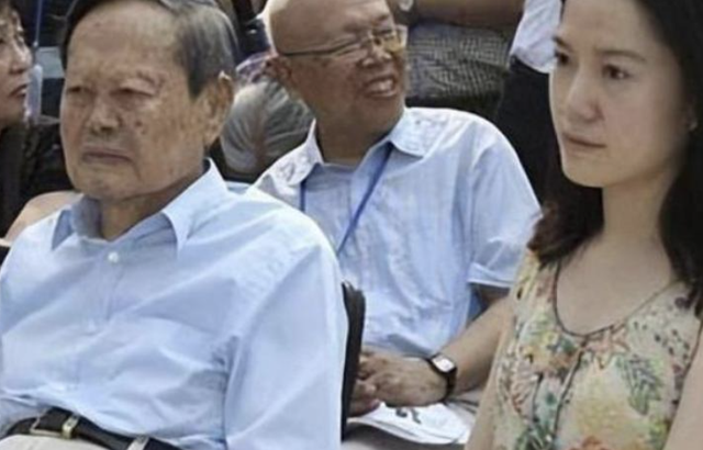 恩爱21年抵不过现实残酷，103岁杨振宁年老，娇妻49岁翁帆正当好