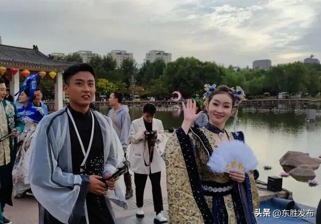 人气爆棚！假期首日东胜这里嗨翻天！