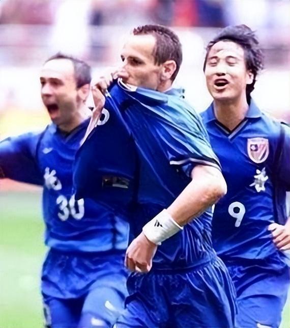 申花外援马纳法玩奥特曼体感游戏，动作标准找回童年感觉