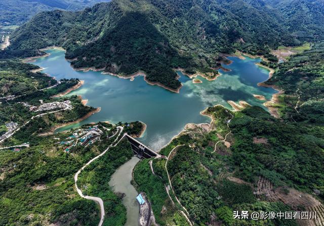 海南五指山：夏日五指山水库