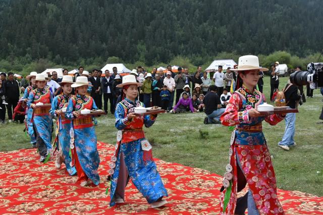 卓尼：第四届风情旅游艺术节暨百名长寿老人品“藏王宴”及“三宴”发布活动举行