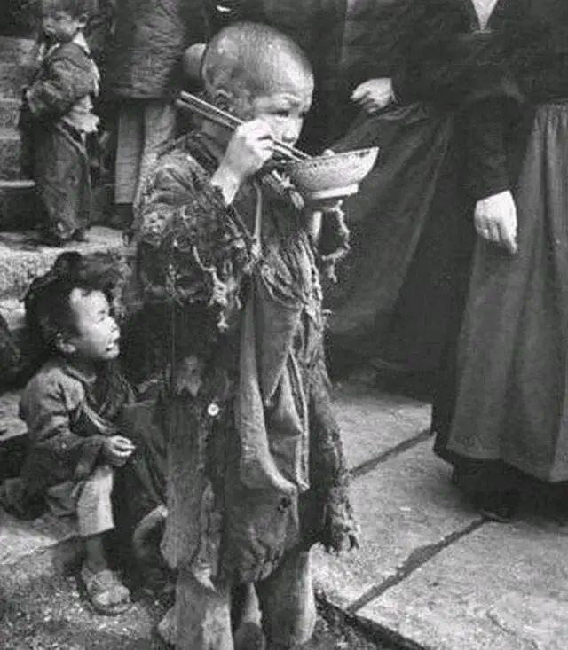 1949年，吴富善回到阔别多年的老家，嫂子上下打量：你是三弟？