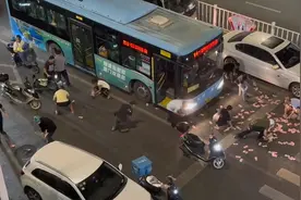 厦门街头散落大量百元钞票，路人一分钟捡拾完，警方：正在调查中图片