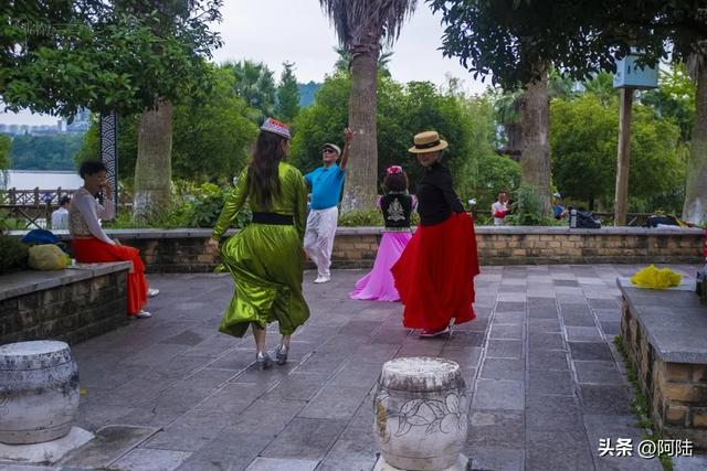 安顺市有个民生市集全年无休，烟火气息浓厚，每天还有人跳民族舞