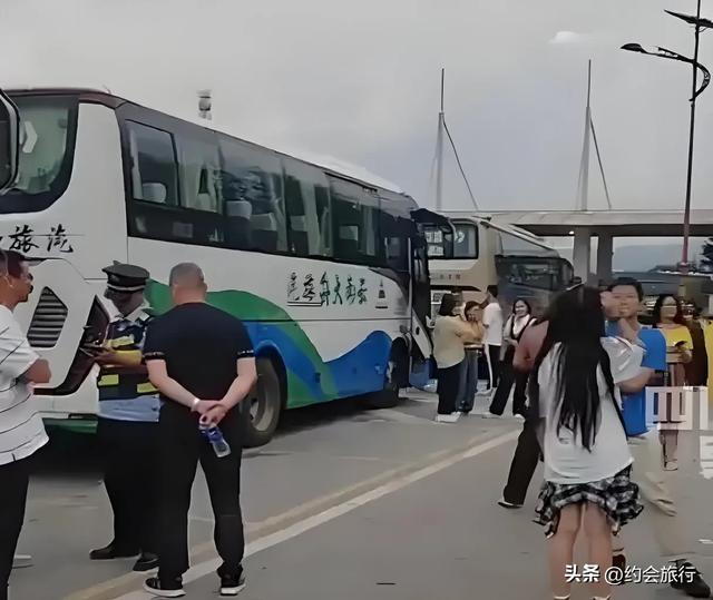130人被扔在服务区6小时?花三四千报的高价团,原来水这么深?