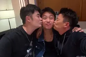 初代“跑男”重聚！邓超被陈赫王宝强“亲亲”照片曝光图片