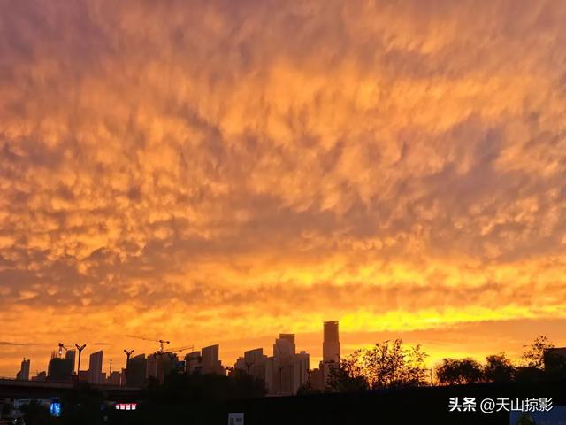 昨晚，乌鲁木齐晚霞满天