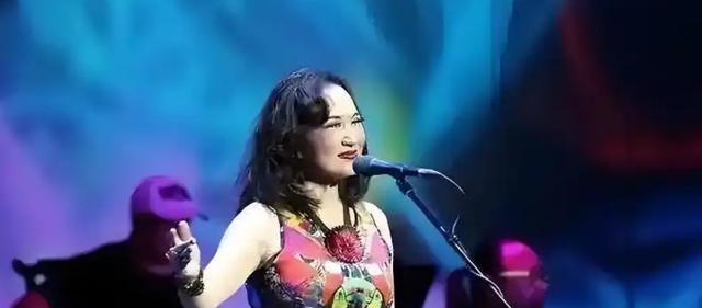 事业巅峰远赴美国，被老外“玩腻”后晚年回国，如今变成了这样！