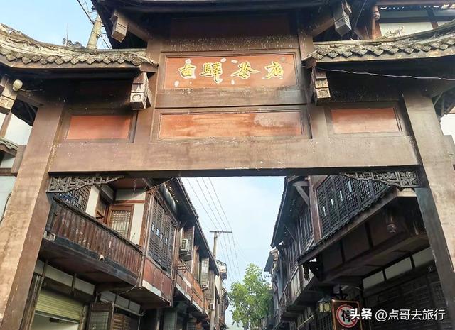 成都龙泉山被冷落的古场镇，街上空无一人，美食诱人被严重低估！