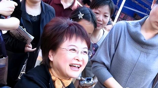 央视肖晓琳：退休5个月，在美国儿子家死去，临终26字遗言太深刻