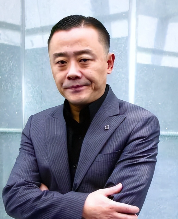 58岁周立波，头发稀疏身体暴瘦，美国生活的他走到这一步后悔吗？