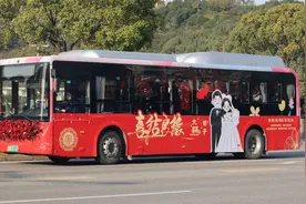 公交车变浪漫婚车，首次亮相岱山街头！新娘这样说……图片