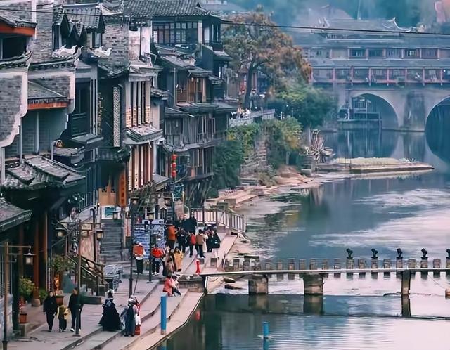 8年烧光50个亿！从人满为患到无人问津，全国古镇为啥批量倒闭？