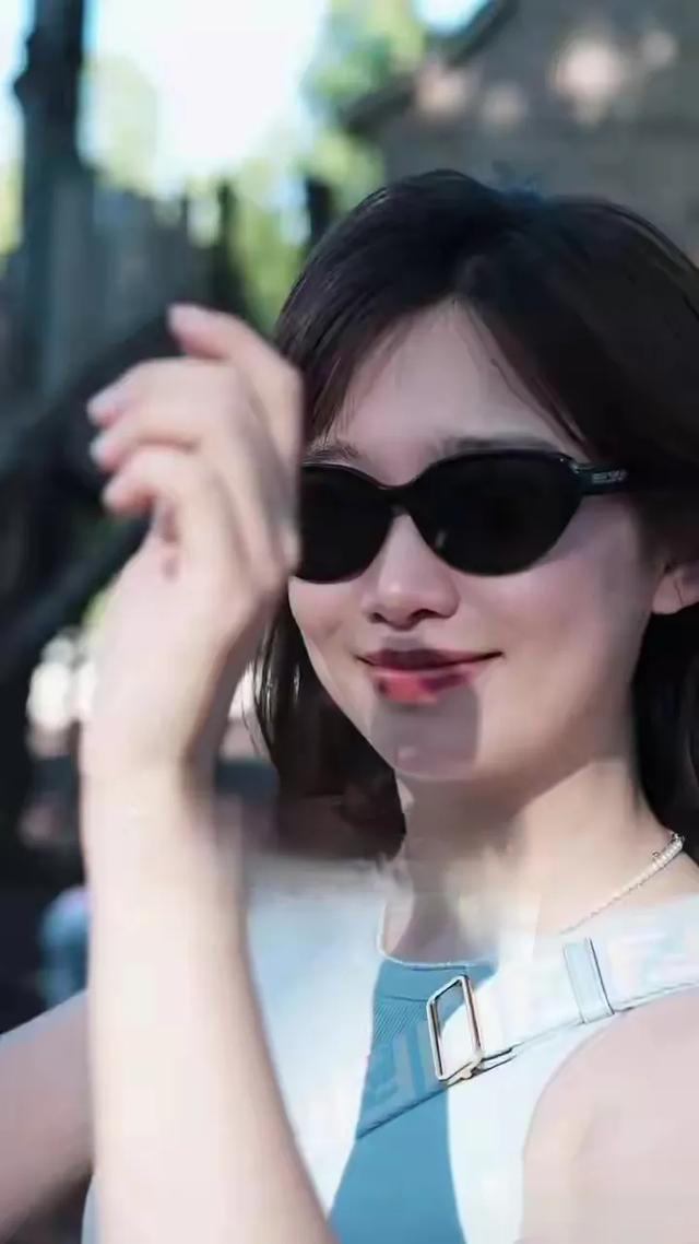 李七月周末遛娃，浅蓝无袖上衣配亲子时光，温馨又松弛