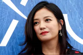 封杀快4年，49岁赵薇近况再曝！深夜发文互动频繁妄想复出图片