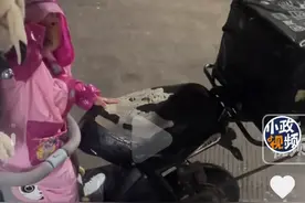 小哥晚上带女儿跑外卖上热门，更多泪目信息被曝，我在评论区哭了图片