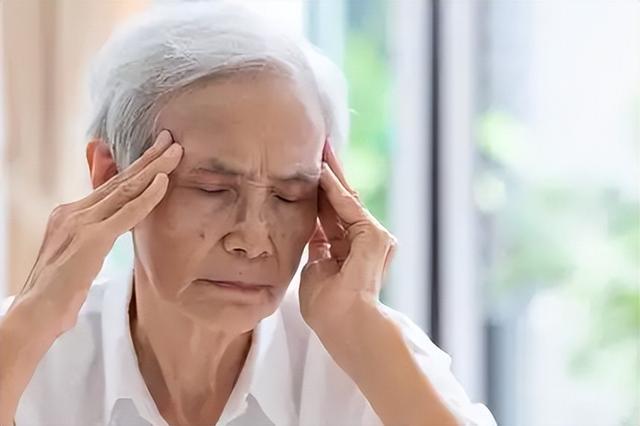 调查发现：每次睡觉前大量喝水的人，不出几个月，身体或有3变化