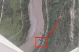 视频疯传！外国男子云南跳伞开伞失败，急速坠落？景区澄清：视频不完整，开伞成功了图片