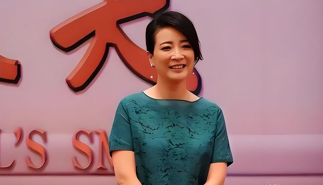 她是国家一级女演员，多次给坐轮椅丈夫戴绿帽，如今儿子也是演员