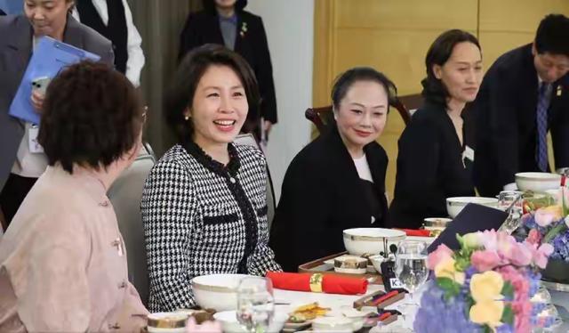 李在明夫人端庄大方，访华穿的每一套衣服	，都美在我的心巴上